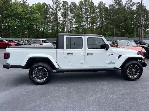 Bright White Clearcoat 2023 Jeep Gladiator Overland