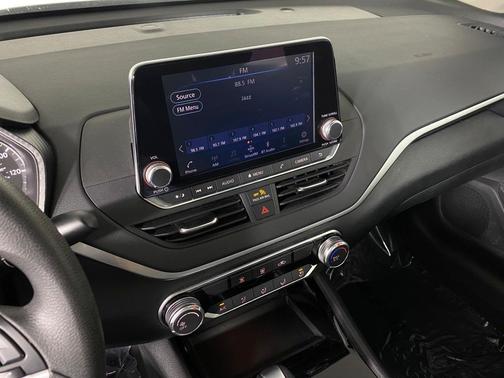 Photo 2 of 27 of 2021 Nissan Altima 2.5 SV