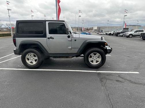 Photo 2 of 5 of 2016 Jeep Wrangler Sport