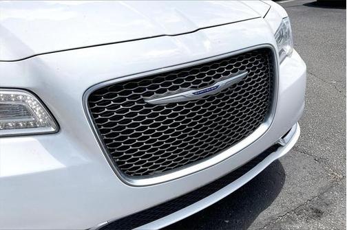 2018 Chrysler 300 Touring