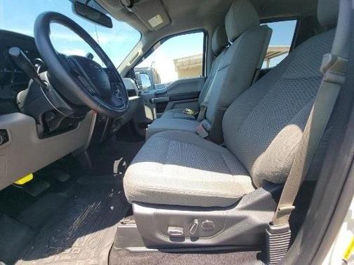 Photo 4 of 5 of 2016 Ford F-150 XLT