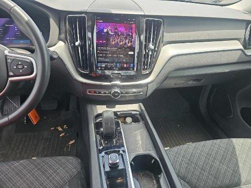 2022 Volvo XC60 B5 Momentum