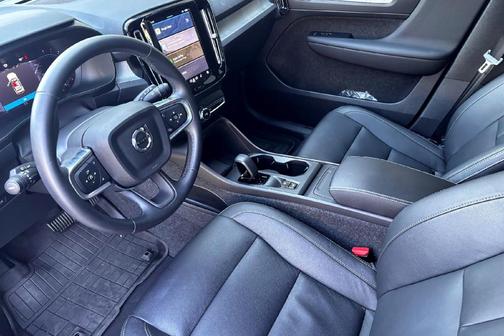 2025 Volvo XC40 B5 Core Bright Theme