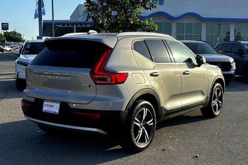 2025 Volvo XC40 B5 Core Bright Theme