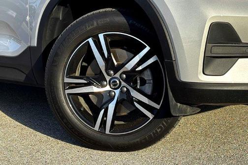 2025 Volvo XC40 B5 Core Bright Theme