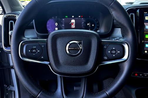 2025 Volvo XC40 B5 Core Bright Theme