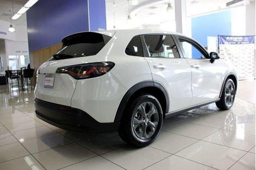 Platinum White Pearl 2026 Honda HR-V LX