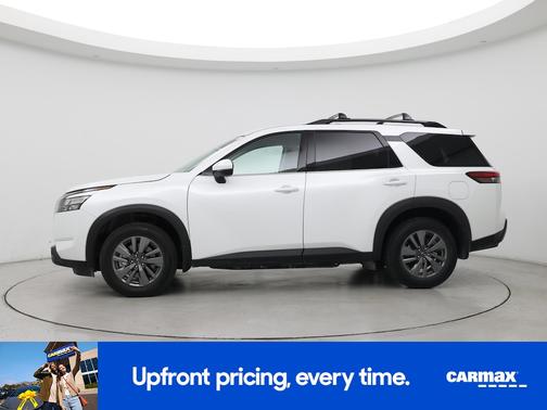 White 2025 Nissan Pathfinder SV
