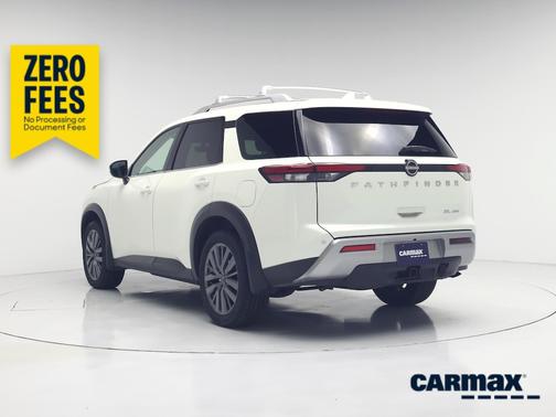 White 2023 Nissan Pathfinder SL