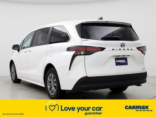 Photo 2 of 27 of 2022 Toyota Sienna LE
