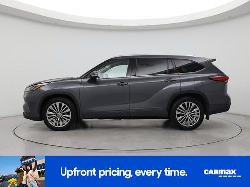 Gray 2023 Toyota Highlander Platinum
