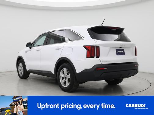 White 2023 Kia Sorento LX