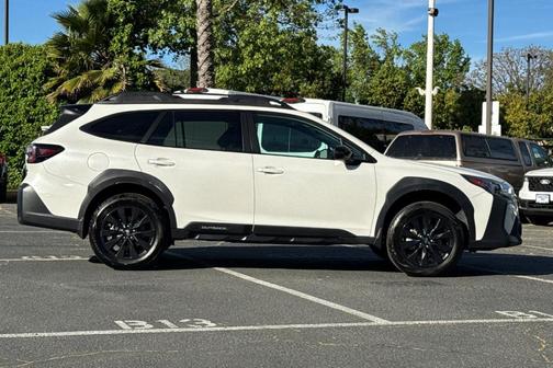 Crystal White Pearl 2023 Subaru Outback Onyx Edition