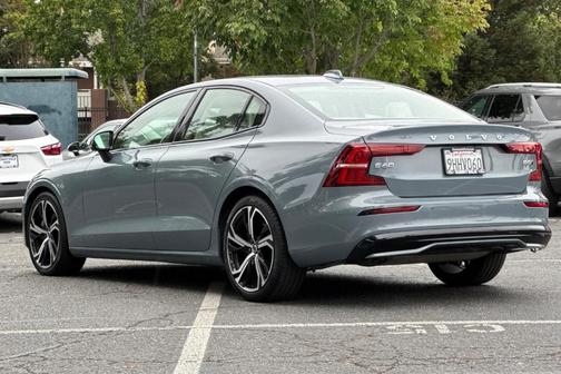 2024 Volvo S60 B5 Core Dark Theme