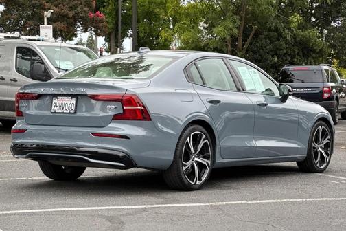 2024 Volvo S60 B5 Core Dark Theme