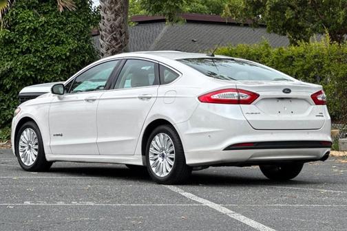 White Platinum Clearcoat Metallic 2013 Ford Fusion Hybrid SE