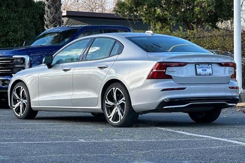 2024 Volvo S60 B5 Core Dark Theme