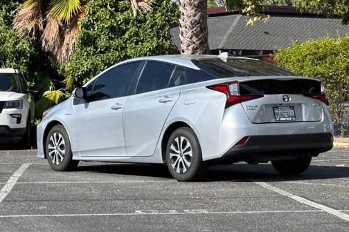 Classic Silver Metallic 2021 Toyota Prius XLE