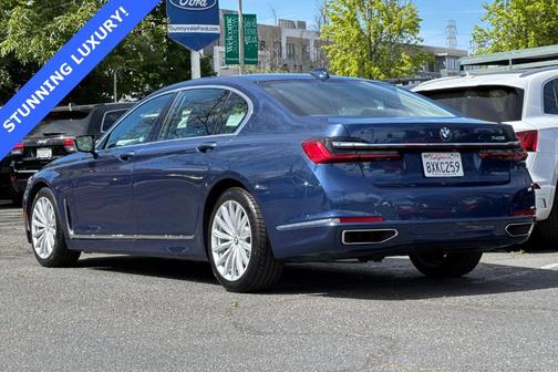 2022 BMW 740 i