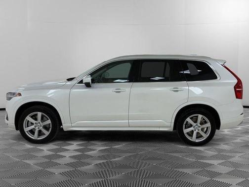 Crystal White Metallic 2022 Volvo XC90 T5 Momentum 7 Passenger