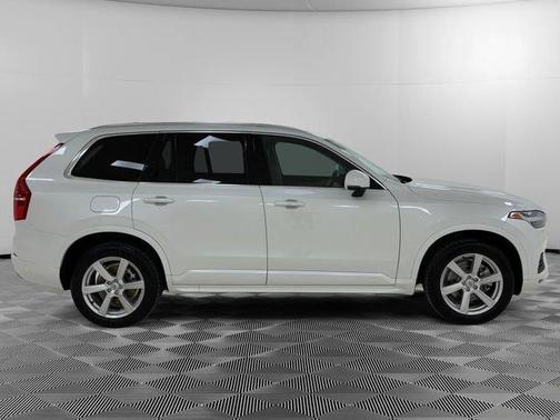Crystal White Metallic 2022 Volvo XC90 T5 Momentum 7 Passenger