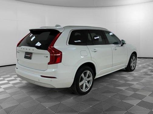 Crystal White Metallic 2022 Volvo XC90 T5 Momentum 7 Passenger