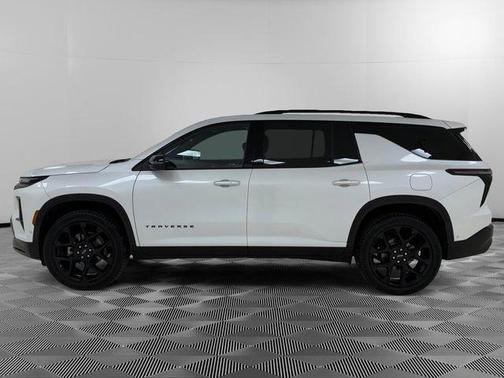 Iridescent Pearl Tricoat 2024 Chevrolet Traverse RS