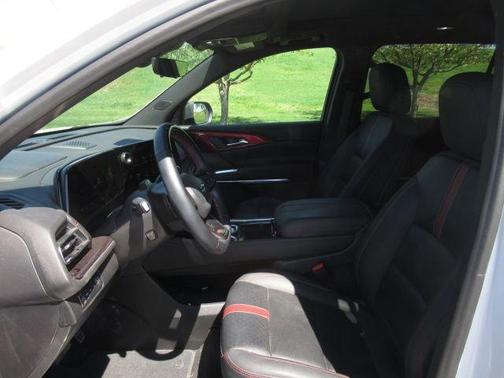 Iridescent Pearl Tricoat 2024 Chevrolet Traverse RS