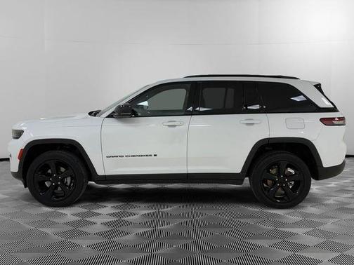White 2023 Jeep Grand Cherokee Altitude