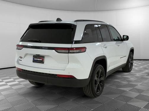 White 2023 Jeep Grand Cherokee Altitude