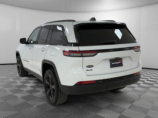 White 2023 Jeep Grand Cherokee Altitude