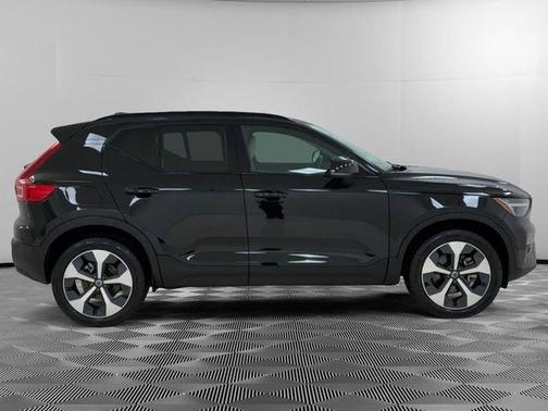 Onyx Black Metallic 2024 Volvo XC40 B5 Plus Dark Theme