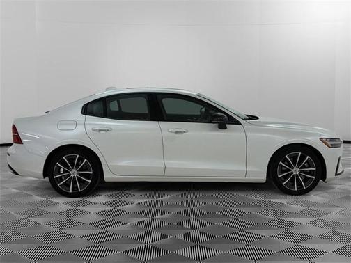2022 Volvo S60 B5 Momentum