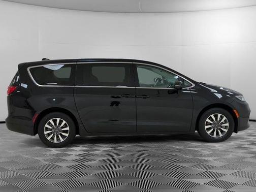 Black 2024 Chrysler Pacifica Hybrid Select