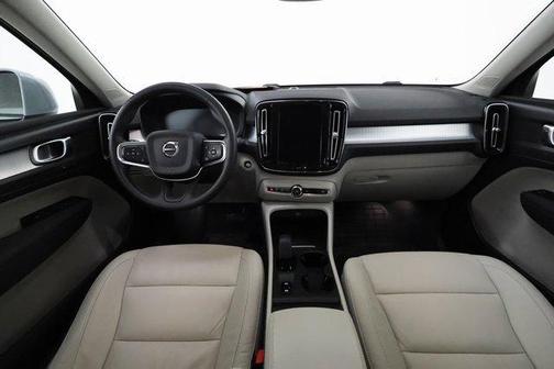2022 Volvo XC40 T5 Momentum