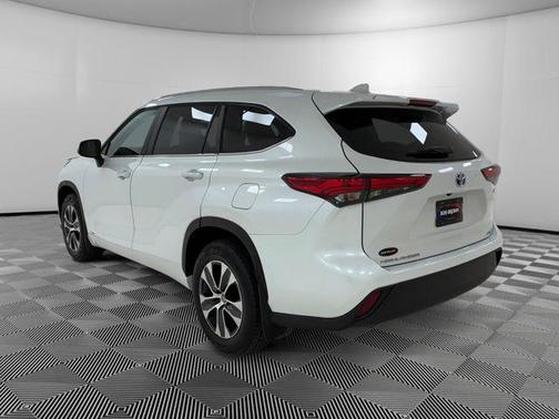 Beige 2023 Toyota Highlander Hybrid XLE