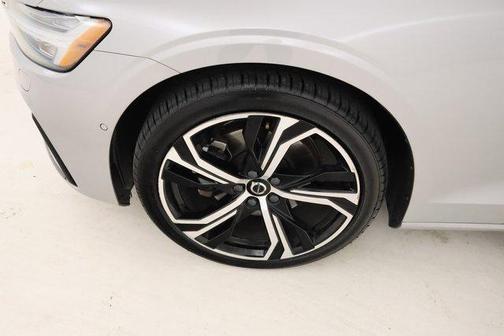 2024 Volvo S60 B5 Plus Dark Theme