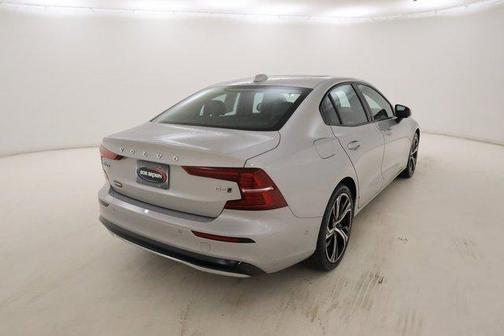 2024 Volvo S60 B5 Plus Dark Theme