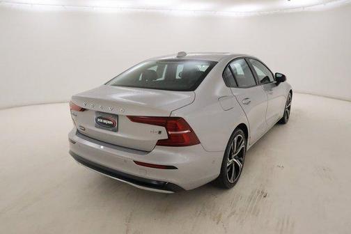 2024 Volvo S60 B5 Plus Dark Theme