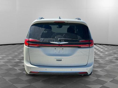 White 2021 Chrysler Pacifica Hybrid Limited