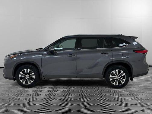 Gray 2022 Toyota Highlander Hybrid XLE