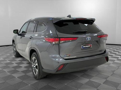 Gray 2022 Toyota Highlander Hybrid XLE