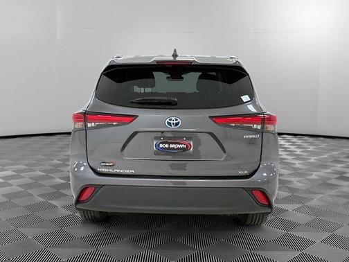 Gray 2022 Toyota Highlander Hybrid XLE