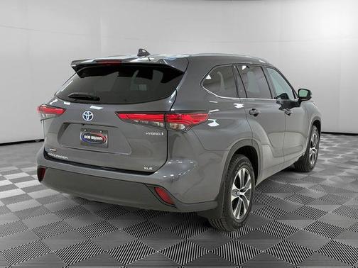 Gray 2022 Toyota Highlander Hybrid XLE