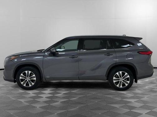 Gray 2022 Toyota Highlander Hybrid XLE