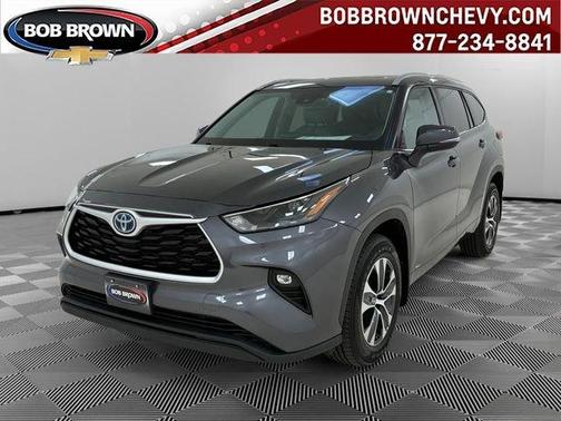 Gray 2022 Toyota Highlander Hybrid XLE