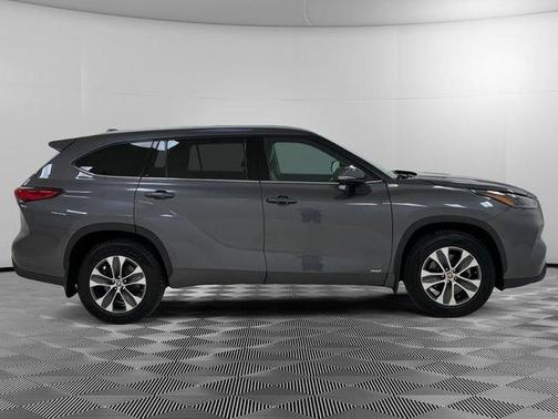 Gray 2022 Toyota Highlander Hybrid XLE