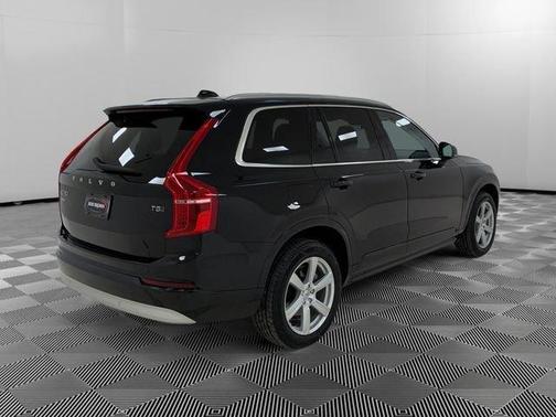 2022 Volvo XC90 T5 Momentum 7 Passenger