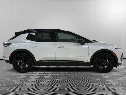 Iridescent Pearl Tricoat 2024 Chevrolet Equinox EV RS