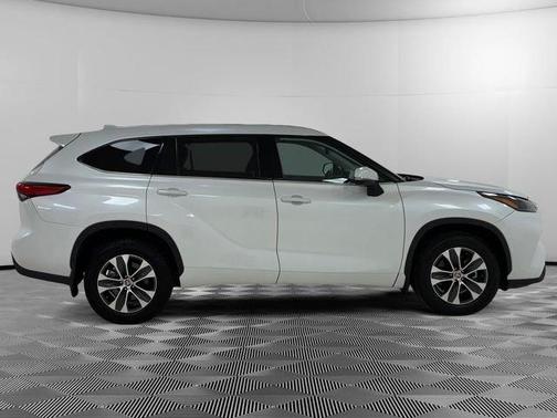Beige 2022 Toyota Highlander XLE